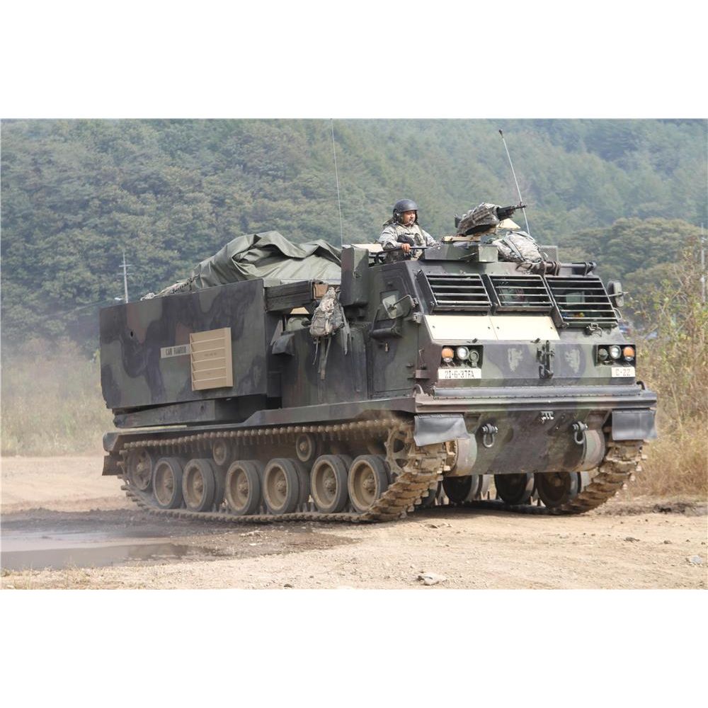 Plastikov model vozidla M270A1 MULTIPLE LAUNCH ROCKET SYSTEM (MLRS) (1:35) - Dragon 3557